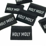 Label "holy moly" schwarz