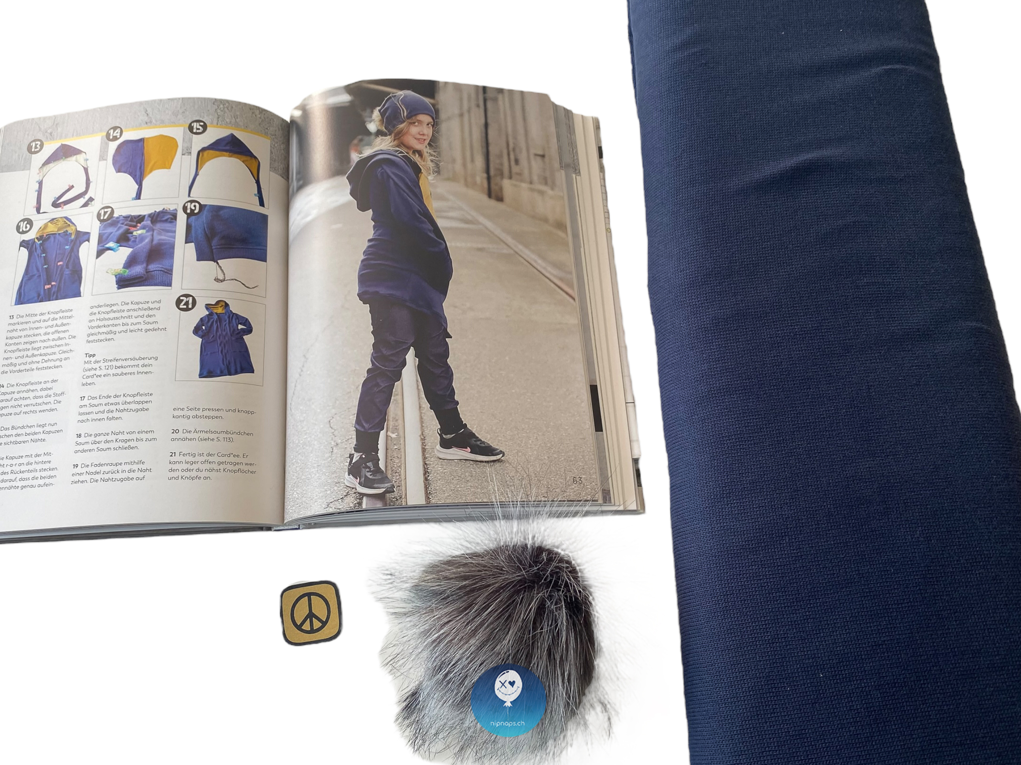 All in one Paket- Feinstrick Bean*ee mit Bommel & Buch – Bild 2