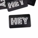 Label "Hey" schwarz