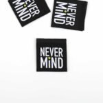 Label "never mind" schwarz